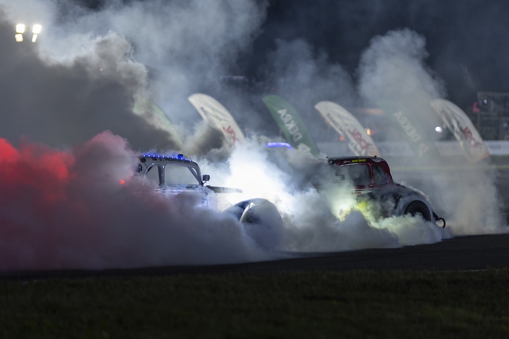Efter det ternede flag begyndte festen i Grand Prix Tours Legend Car Cuppen.
(Foto: Grippo)